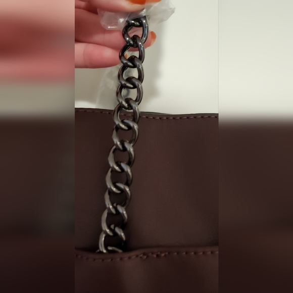 Simply Vera by Vera Wang Rockbridge Tote in Wine NWT  13" X 11" X 5.5" - Picture 10 of 17